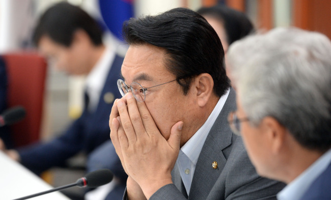 Saenuri Party floor leader Chung Jin-suk attends a party meeting to discuss the delayed review of the extra budget at the National Assembly on Tuesday. Ahn Hoon/The Korea Herald