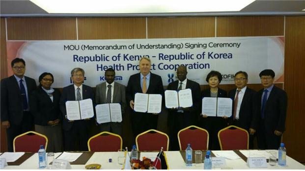 Participants pose for a photograph after signing a memorandum of understanding on exchanges with Kenya’s National Hospital Insurance Fund in Seoul in May. Those who joined from the South Korean side include the National Health Insurance Service, Korea Foundation for International Healthcare, and Health Insurance Review and Assessment Service. /NHIS
