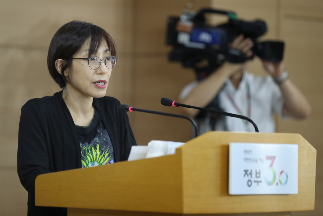 Kwak Sook-young, head of the Center for Infectious Disease Control at the Centers for Disease Control and Prevention delivers a press briefing on Thursday. (Yonhap)