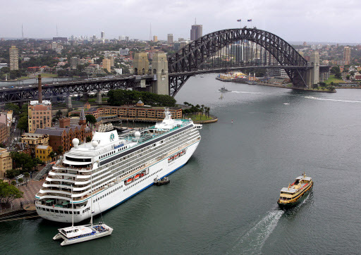 The cruise liner Crystal Serenity berths at Sydney’s historic Rocks area (left) on Feb. 16, 2005. (AFP-Yonhap)