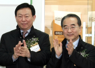 Lotte Group Chairman Shin Dong-bin (left) and Vice Chairman Lee In-won attend an opening ceremony for the conglomerate’s microcredit bank in Seoul in 2009. (Yonhap)