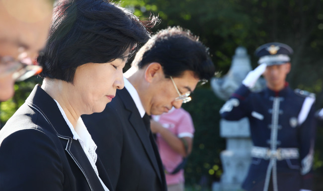 Choo Mi-ae, head of the main opposition Minjoo Party of Korea, pays tribute to late presidents at the Seoul National Cemetery on Aug. 29. (Yonhap)