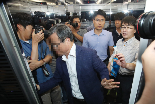 A special team of prosecutors probing allegations surrounding senior presidential secretary Woo Byung-woo leaves after searching the office of a company headed by Woo’s wife in Seocho-gu, southern Seoul. (Yonhap)