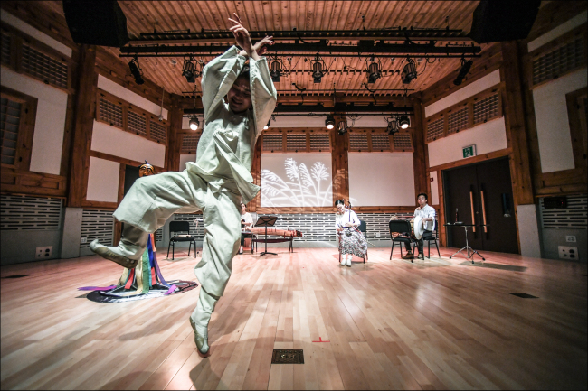 A preview scene from Seoul Donhawmun Traditional Theater’s upcoming opening performance (Seoul Donhawmun Traditional Theater)