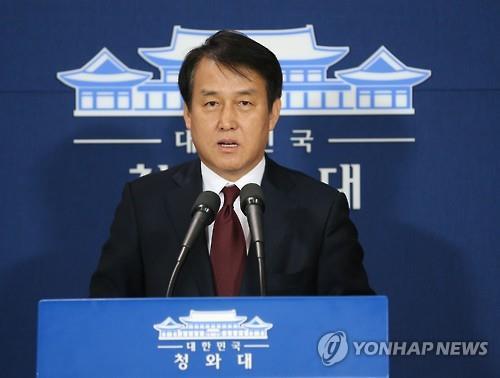 This photo, taken on April 14, 2016, shows presidential spokesman Jung Youn-kuk speaking during a press conference at the presidential office Cheong Wa Dae in Seoul. (Yonhap)