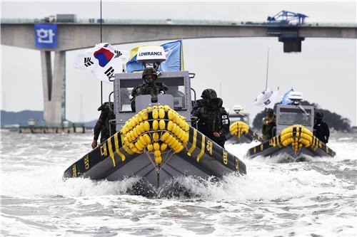This photo taken in June this year shows two boats carrying soldiers from South Korean Marine Corps during their crackdown on illegal Chinese fishing boats in the neutral waters near the Han River's estuary. (Yonhap)