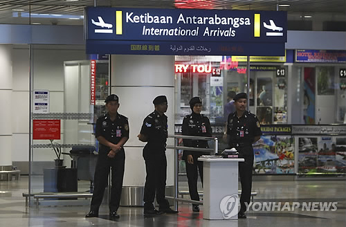 지난 2014년 3월 말레이시아 쿠알라룸푸르 공항 도착 홀에서 경계근무를 하고 있는 경찰관들 (AP=연합뉴스)