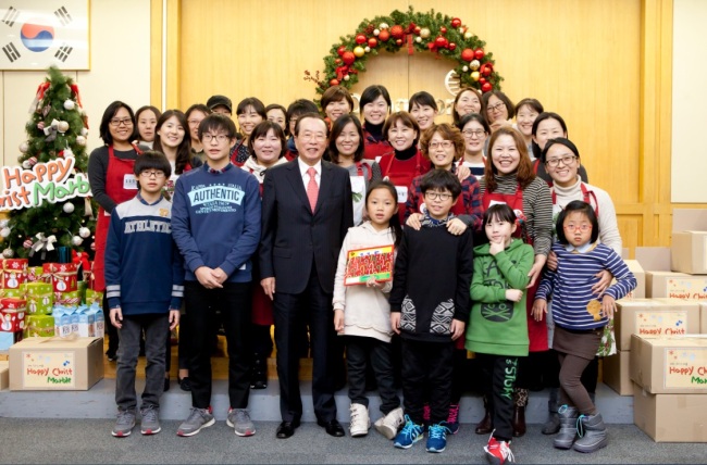 Dongwon Group chairmain Kim Jae-chul (third left, front row) participates in a children’s book give-away event. (Dongwon Group)