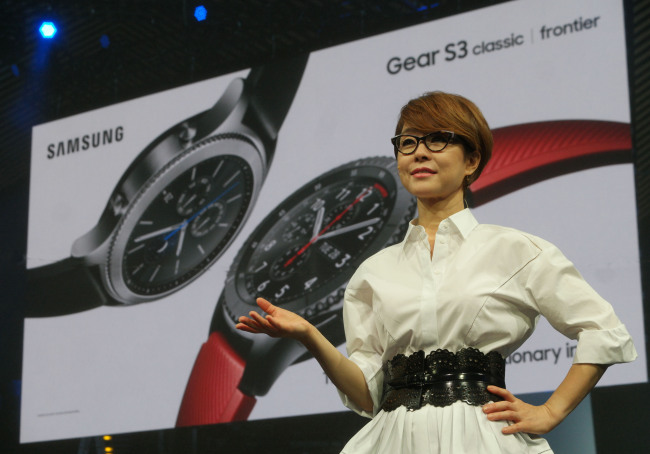 Lee Young-hee, executive vice president of Samsung Electronics’ global marketing and wearable business, presents Gear S3 at IFA. (Samsung Electronics)