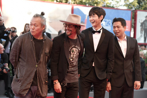 From left: Director Kim Ki-duk and Ryoo Seung-bum pose with guests on the red carpet before the screening of the movie “La La Land” for the opening ceremony of the 73rd Venice Film Festival, Wednesday at Venice Lido. (AFP-Yonhap)