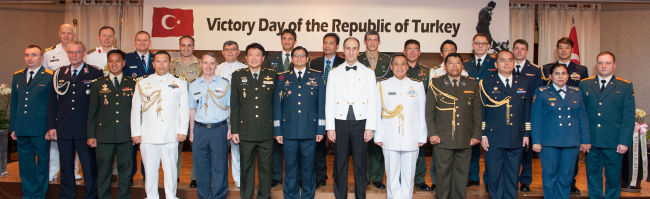 Military attaches at a reception marking the 94th anniversary of Turkey’s Armed Forces Day in Seoul on Tuesday. (Turkish Embassy)