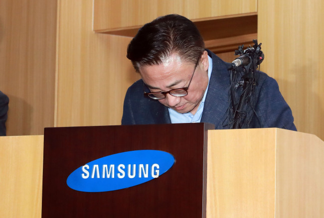 Samsung Electronics mobile chief Koh Dong-jin apologizes at a press conference held in Seoul on Sept. 2.