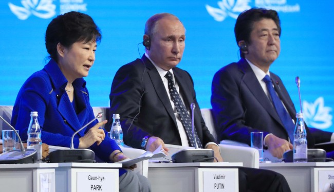 President Park Geun-hye (left) speaks during the Eastern Economic Forum in Vladivostok, Russia, Saturday as Russian President Vladimir Putin (center) and Japanese Prime Minister Shinzo Abe look on. (Yonhap)