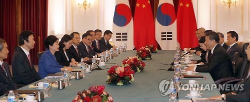 Photo taken on March 31, shows President Park Geun-hye holding a summit with her Chinese counterpart Xi Jinping on the sidelines of the Nuclear Security Summit in Washington, D.C. (Yonhap)