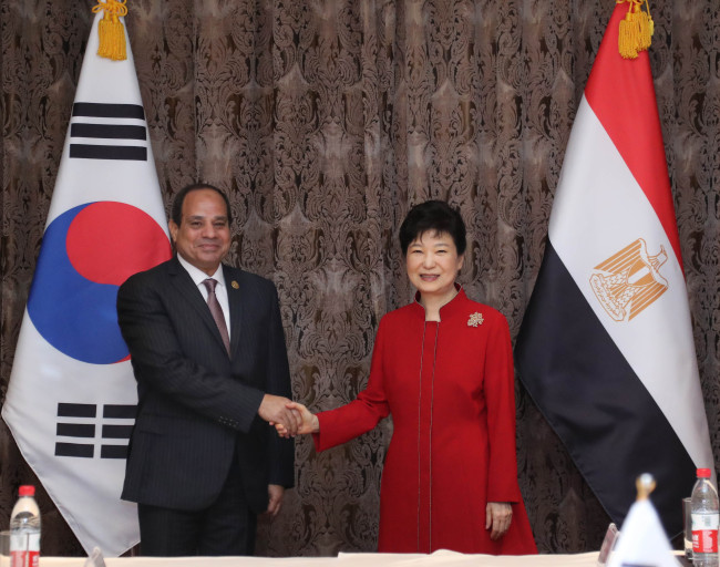 President Park Geun-hye (right) Egyptian President Abdel Fattah al-Sisi (left) in Hangzhou, China, shake hands.(Yonhap)