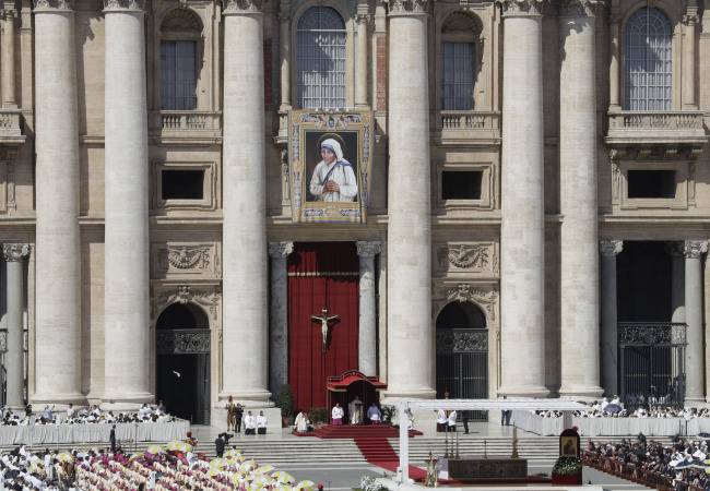4일(현지시간) 바티칸 성베드로 대성당 중앙 발코니에 테레사 수녀의 대형 태피스트리가 걸려 있는 가운데, 테레사 수녀의 시성식이 성베드로 광장에서 프란치스코 교황(아래쪽 가운데)의 주례로 거행되고 있다. (AP-연합)