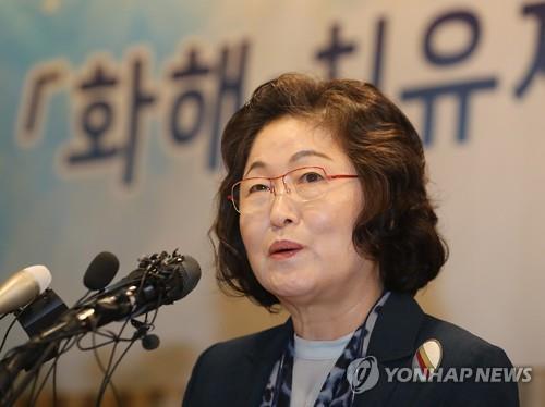 Kim Tae-hyun, the first board director of the Reconciliation and Healing Foundation, attends a press conference at the foundation's launching ceremony in central Seoul on July 28. (Yonhap)