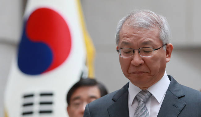 Yang Sung-tae, chief justice of the Supreme Court, is lost in thought during an inaugural ceremony for the incoming Supreme Court Justice Kim Jae-hyung on Monday. Yonhap