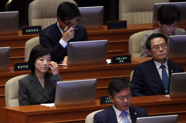 Culture Minister Cho Yoon-sun (left) and Agriculture Minister Kim Jae-soo (right) listen to Saenuri Party chairman Rep. Lee Jung-hyun's address at the National Assembly on Monday. Yonhap