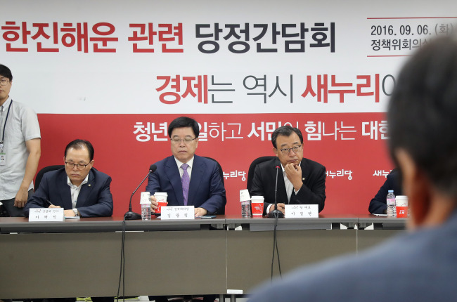 Saenuri Party Chairman Rep. Lee Jung-hyun (right) and other lawmakers attend the government-ruling party meeting over the Hanjin Shipping crisis at the National Assembly on Tuesday. (Yonhap)