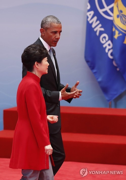 Photo taken on Sept. 4,shows President Park Geun-hye (left) talking with her U.S. counterpart Barack Obama during their attendance at the summit of the Group of 20 leading economies in Hangzhou, eastern China. (Yonhap)