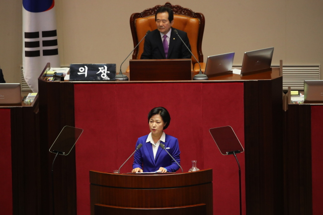 The Minjoo Party of Korea chairperson Rep. Choo Mi-ae delivers a speech at the National Assembly on Tuesday, under the chairmanship of parliamentary speaker Chung Sye-kyun. (Yonhap)