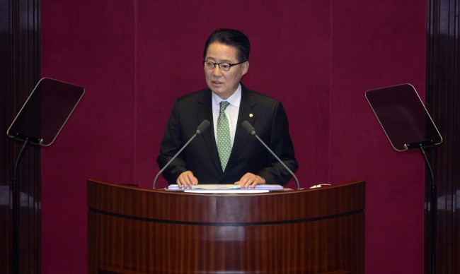 The People’s Party’s interim chief and floor leader Rep. Park Jie-won delivers his parliamentary address at the National Assembly on Wednesday. (Park Hae-mook/The Korea Herald)