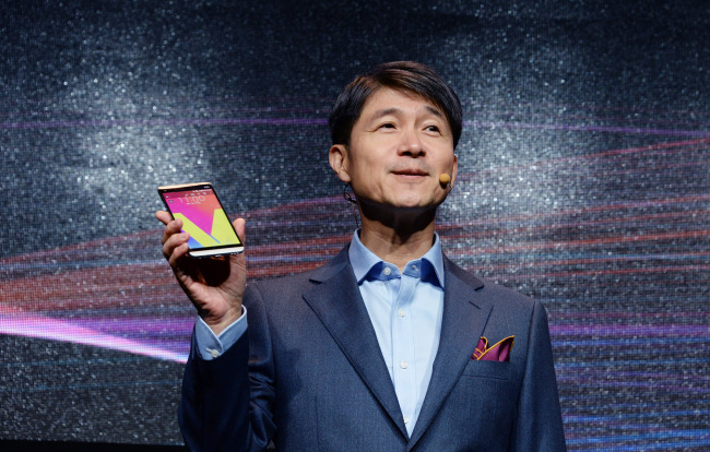 President of LG Electronics’ Mobile Communications Division Juno Cho introduces the LG V20 during an unveiling ceremony held Wednesday in Seoul (LG Electronics)