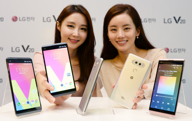 Models pose with the newly-unveiled LG V20 smartphone (LG Electronics)