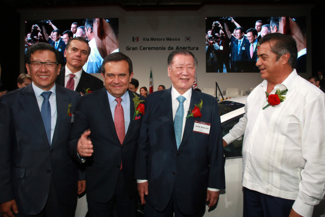 Hyundai Motor Chairman Chung Mong-koo(second from right) attends the opening ceremony of Kia Mexico plant. Kia Motors