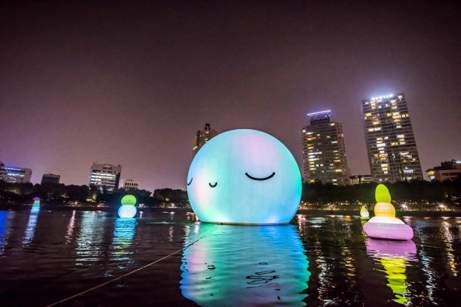 SUPER MOON PROJECT IN JAMSIL -- Lotte Group and the Songpa District Office are together showcasing the “Super Moon Project” -- a 20-meter-wide sphere-shaped installation accompanied by eight smaller inflatable sculptures symbolizing planets -- at the Seokchon Lake next to the Lotte World Mall in Jamsil, southeastern Seoul from Sept. 1-30. The moon and the planets will be lit up in seven different colors from 6-10 p.m. every day this month. The project was created by FriendsWithYou, a Los Angeles-based fine arts group led by Samuel Borkson and Arturo Sandoval. (Lotte Group)