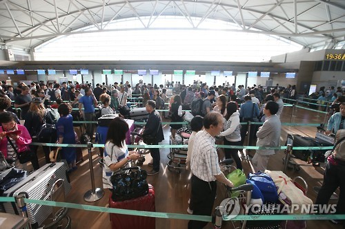 Travelers are lined up to check in at airline counters at Incheon International Airport, west of Seoul, on Sept. 24, 2015, ahead of the Chuseok holiday. (Yonhap)