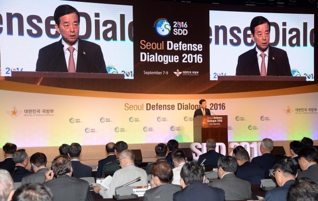 South Korean Defense Minister Han Min-koo delivers an opening speech at the fifth Seoul Defense Dialogue held at the Westin Chosun Seoul on Thursday. Ahn Hoon/The Korea Herald