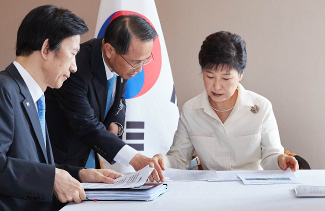 President Park Geun-hye (right), along with Foreign Minister Yun Byung-se (far left) and senior presidential secretary for foreign affairs Kim Khou-hyun, attend an emergency meeting in Vietiane, Laos, to discuss response measures to North Korea’s nuclear test. Yonhap