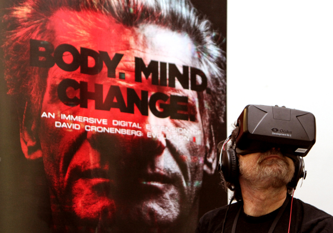 A participant wears virtual reality glasses at an exhibition organized by Ana Serrano (Ana Serrano)