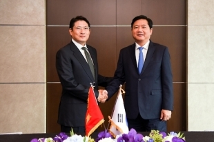 Hyosung Group President Cho Hyo-joon (left) shakes hands with Dinh La Thang, secretary of the Ho Chi Minh City Party Committee, in Seoul on Friday.