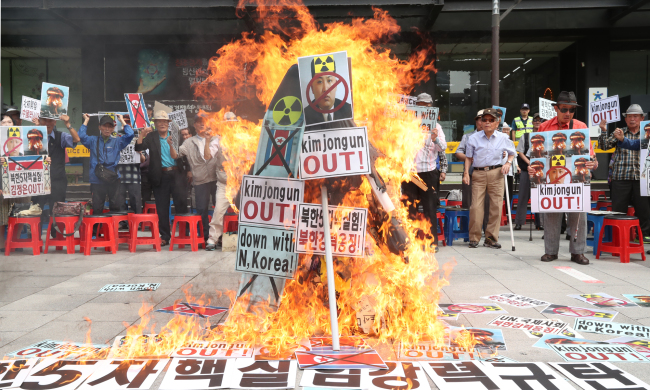 An ultra-right group performs a mock burning ceremony of North Korean leader Kim Jong-un in condemnation against Pyongyang’s Sept. 9 nuclear test in Gwanghwamun, downtown Seoul, Saturday. (Yonhap)