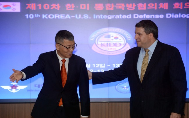 Deputy Minister for National Defense Policy Ryu Je-seung (left) greets Abraham M. Denmark, the US’ deputy assistant secretary of defense for East Asia during the Korea-US Integrated Defense Dialogue held Monday at the Ministry of National Defense in Seoul. / Ahn Hoon/The Korea Herald