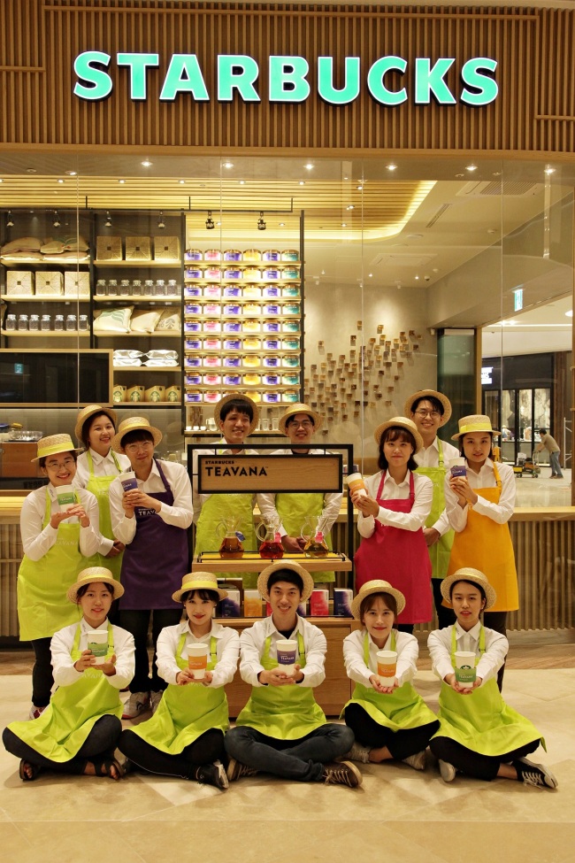 TEAVANNA TAKES OFF IN KOREA -- Starbucks Korea employees celebrate the local launch of the company’s flagship tea brand Teavanna at a Starbucks outlet inside the Starfield Hanam shopping complex in Hanam, Gyeonggi Province on Sept. 6. Since its official launch, more than 1 million Teavanna drinks have been sold at Starbucks outlets nationwide as of last Friday, according to Starbucks Korea. (Starbucks Korea)