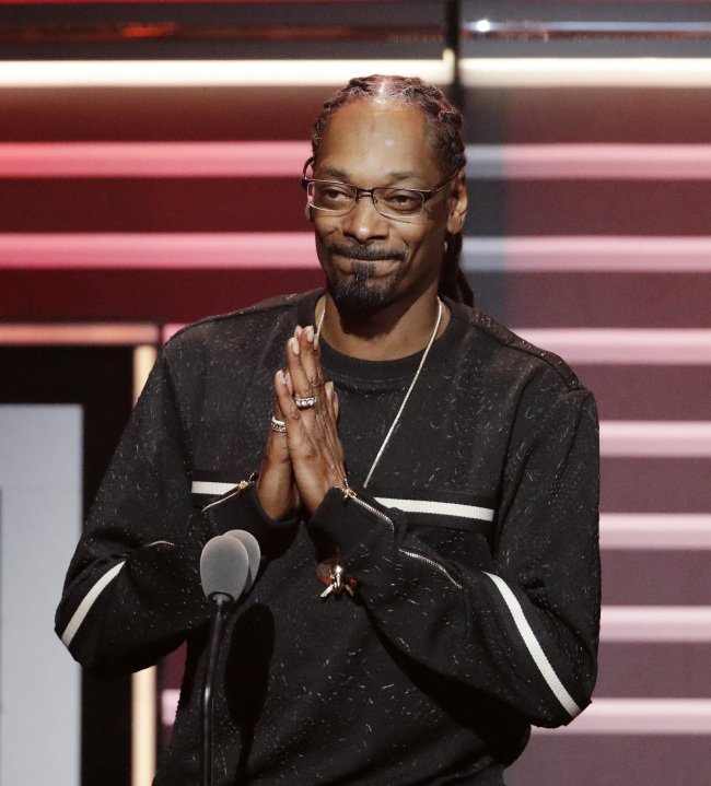 Snoop Dogg speaks while being honored with the “I Am Hip Hop” award at the BET Hip-Hop Awards in Atlanta, Saturday. (AP-Yonhap)