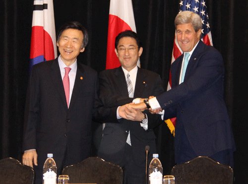 South Korean Foreign Minister Yun Byung-se, Japanese Foreign Minister Fumio Kishida and US Secretary of State John Kerry (Yonhap)