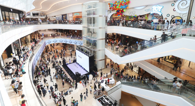 Korea’s biggest shopping mall complex Starfield is crowded with visitors on Sept. 10, the first weekend after its official opening. (Yonhap)