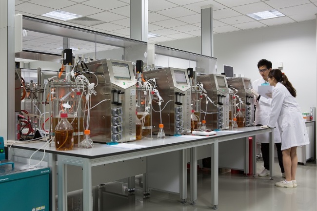 Samsung BioLogics employees work inside a lab at the company’s headquarters in Songdo, Incheon. (Samsung BioLogics)