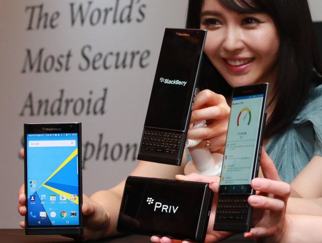 Models promote Priv smartphones, Blackberry‘s first smartphone running on Google’s Android operating system, at a launch in Seoul on Tuesday. The smartphone-maker is back in Korea after pulling out of the domestic market in 2012. (Yonhap)