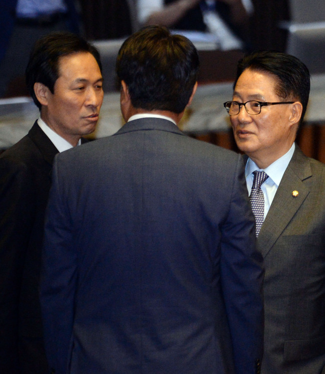 Floor leaders Rep. Woo Sang-ho (from left) of The Minjoo Party of Korea, Rep. Chung Jin-suk of the Saenuri Party and Rep. Park Jie-won of the People‘s Party talks during the interpellation session at the National Assembly on Wednesday. (Ahn Hoon/The Korea Herald)