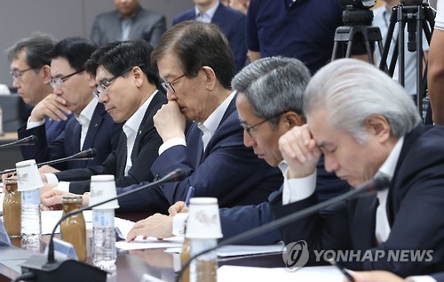 The heads of major South Korean banks attend a government-organized meeting in Seoul on Sept. 21, 2016, to discuss countermeasures against a general strike plan by unionized bank workers. (Yonhap)