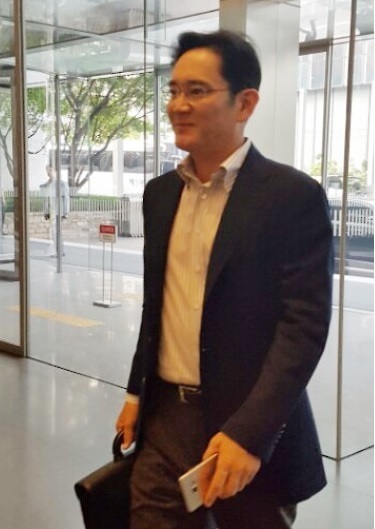 Samsung Electronics Vice Chairman Lee Jae-yong enters the Seoul headquarters building on Sept. 21.