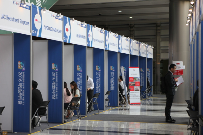 Job seekers speak with recruitment representatives at the K-Move Overseas job fair in Seoul. (Park Ga-young/The Korea Herald)