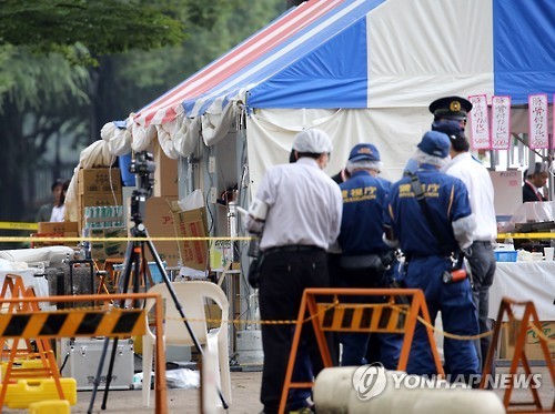 Japanese authorities investigate the scene where an explosion took place at a park in Tokyo on Sept. 24, 2016. The explosion injured three South Koreans who were preparing to open a booth for Korean cuisine at the South Korea-Japan cultural exchange event. (Yonhap)
