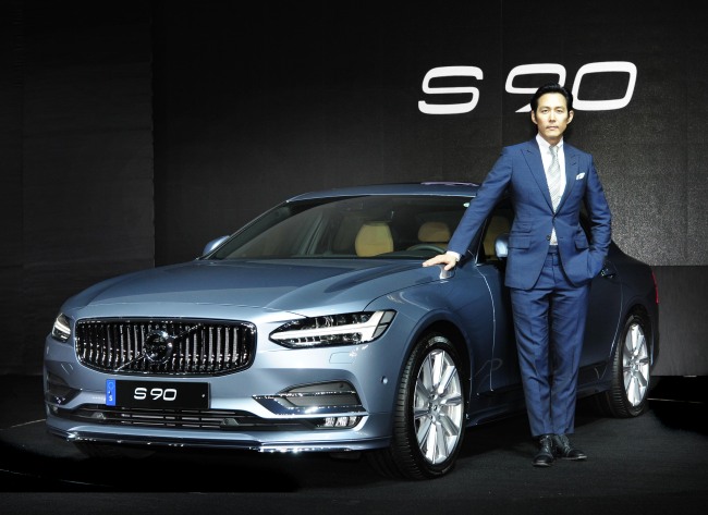 Actor Lee Jeong-jae poses with Volvo’s flagship sedan S90 at a launch event held in Incheon on Sept. 26.